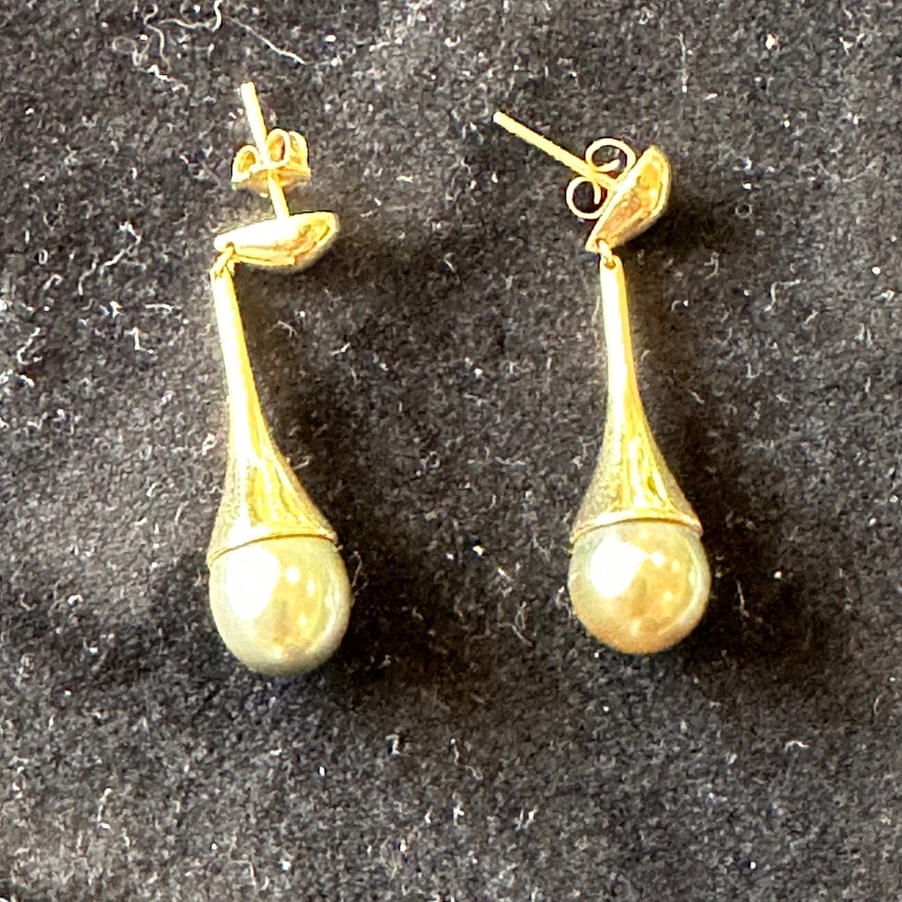 14 KT yellow gold dangle earrings with genuine Black Tahitian Pearls